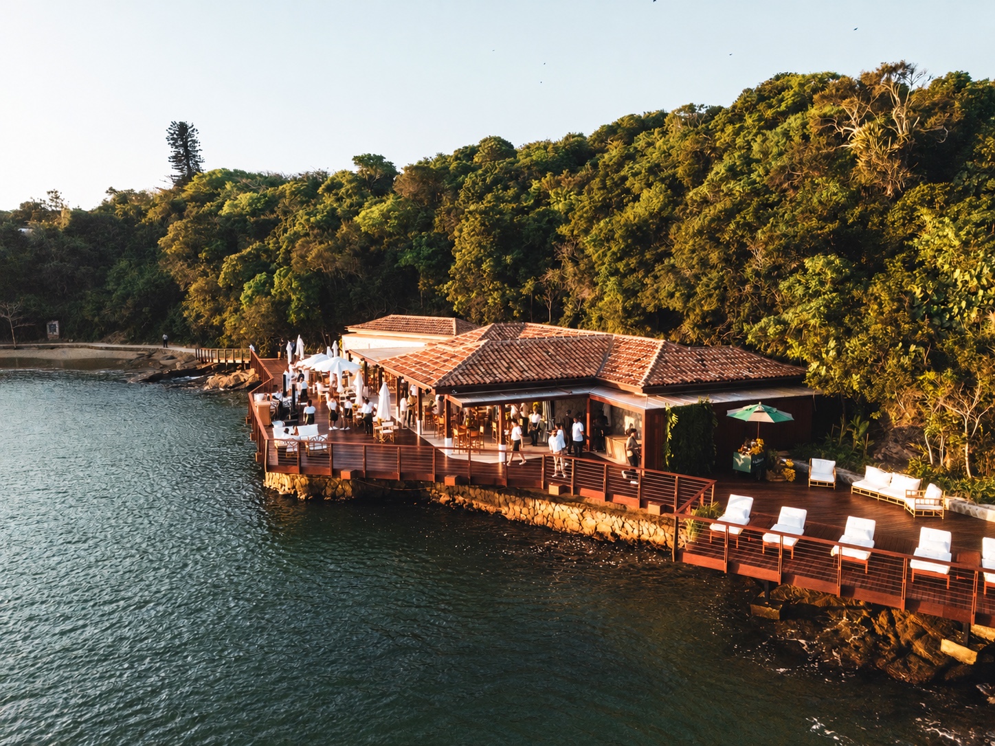 Nas Rocas Club, com o deck à beira-mar e a mata ao fundo